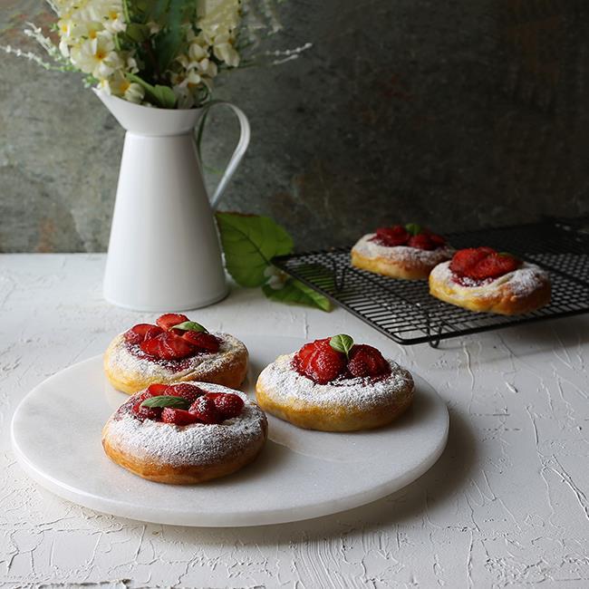 Akayev Mermer Beyaz 30 Cm Döner Standlı Sunumluk